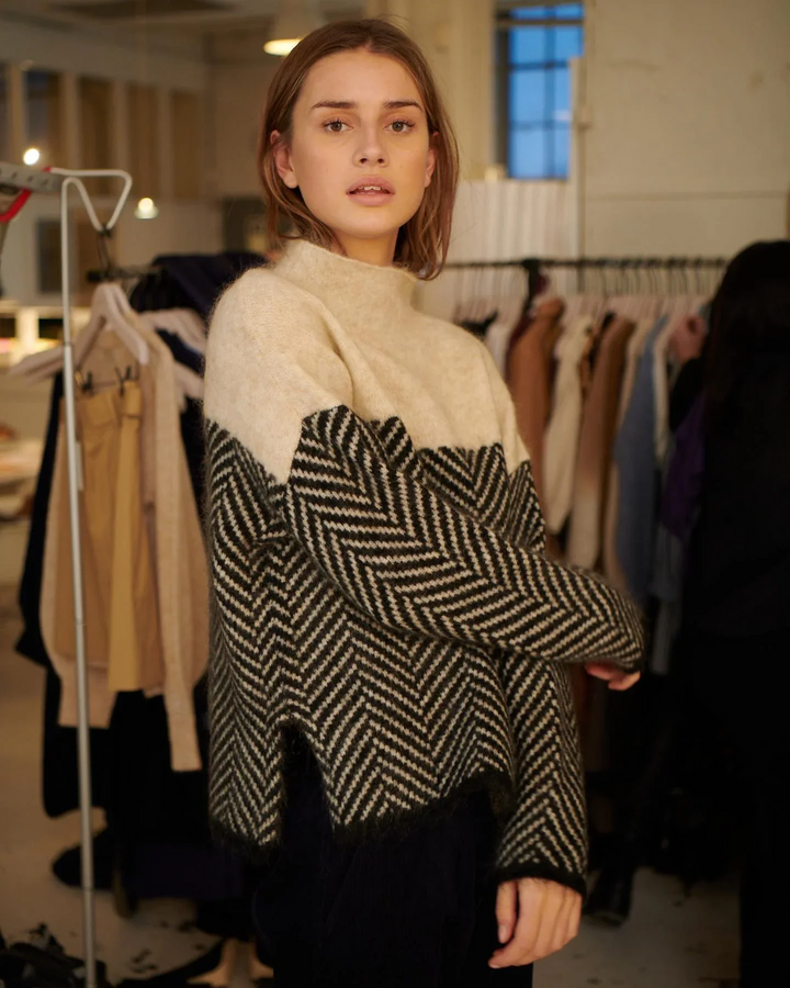 Soft Cashmere Turtleneck Sweater – Luxuriously Warm & Stylish Winter Essential